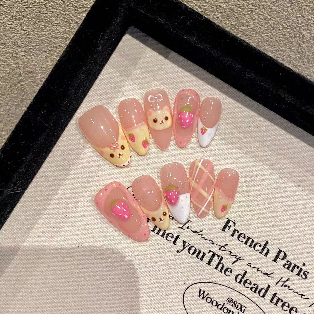 Nail Art Strawberry - 10 Buah Seni Kuku Oval Sedang